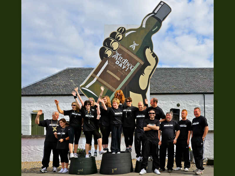 Team von Ardbeg vor der Destillerie