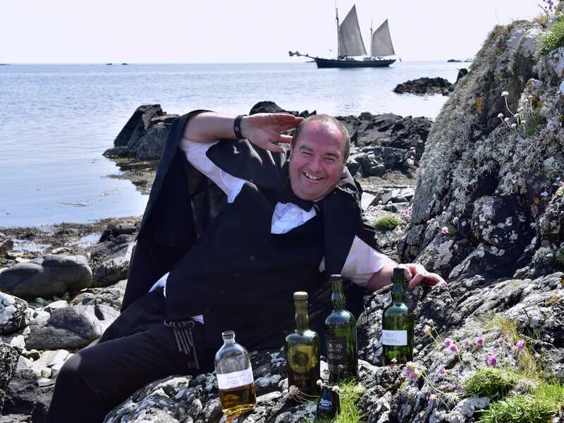 Als Schmuckler Verkleideter vor Ardbeg Flaschen