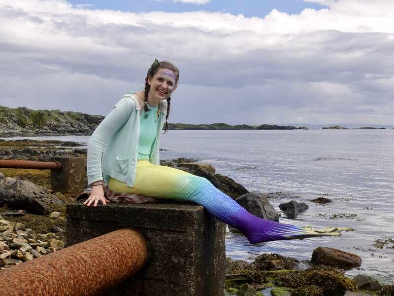 Auf Stein sitzende Meerjungfrau