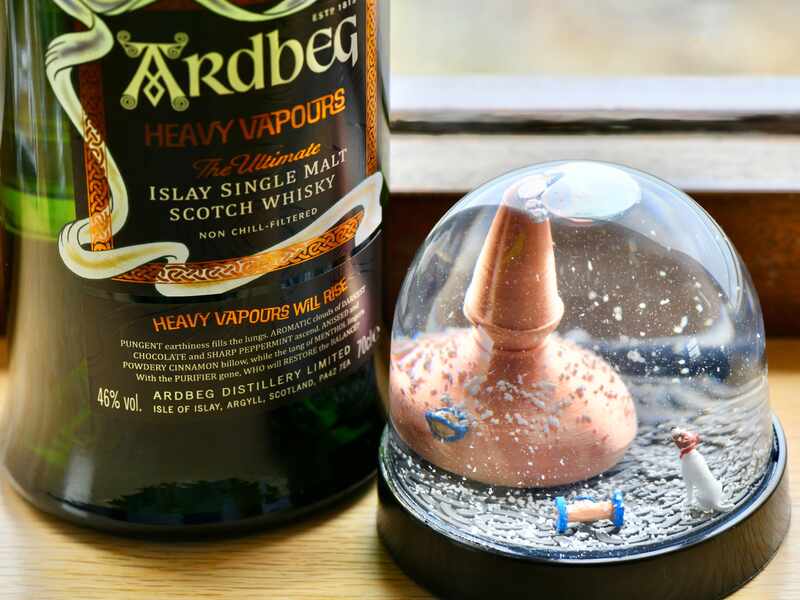Ardbeg Heavy Vapours Flaschen mit Schneekugel