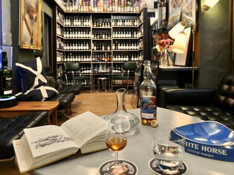 Whiskybuch und Whisky auf den Tisch in unserer Lounge