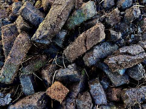 ein Stapel gestochener Torf