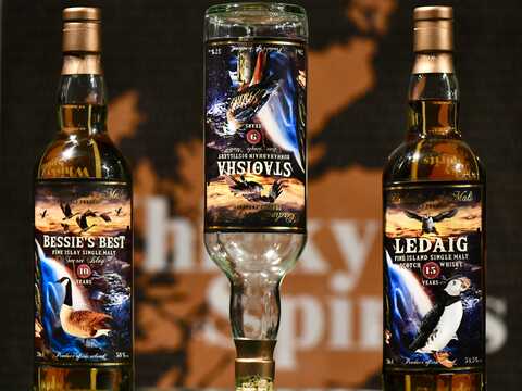 die zwei voll Birdwatcher Flaschen und eine leere auf den Kopf gestellt