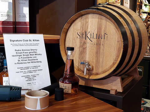 liegendes, kleines, Fass von St. Kilian Destillerie im Laden