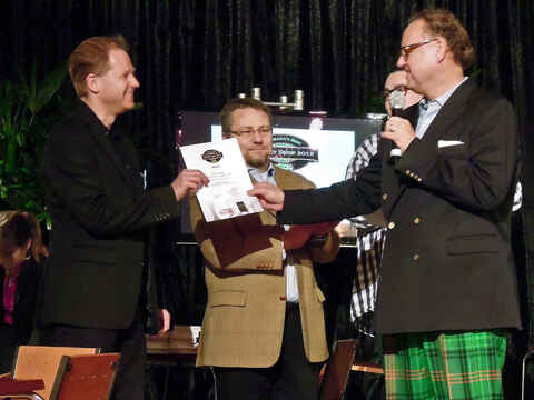 Gregor beim Erhalt der Best Shop Auszeichnung