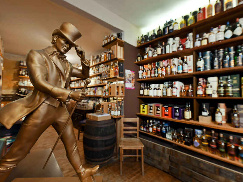 goldenfarbene Johnnie Walker Skulptur im Ladens