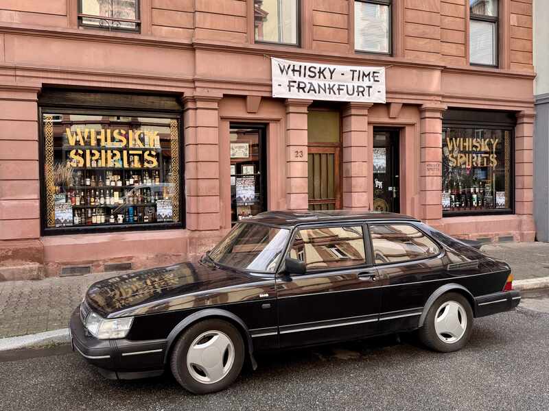 beide Schaufenster mit Firmen Saab