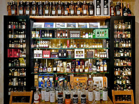 Auswahl an Miniaturen im Laden