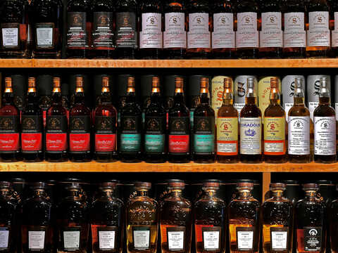 Regale im Laden mit Flaschen von Signatory