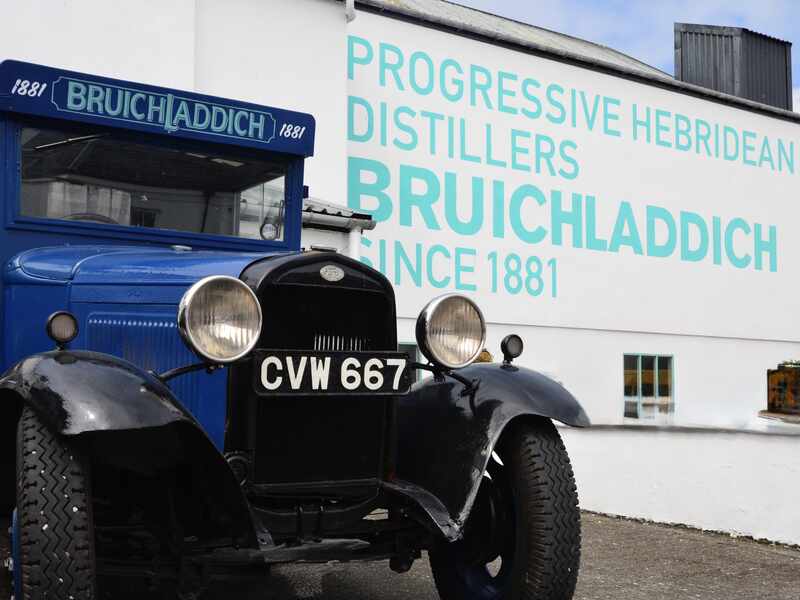 Die Bruichladdich Distillerie mit Oldtimer vorne