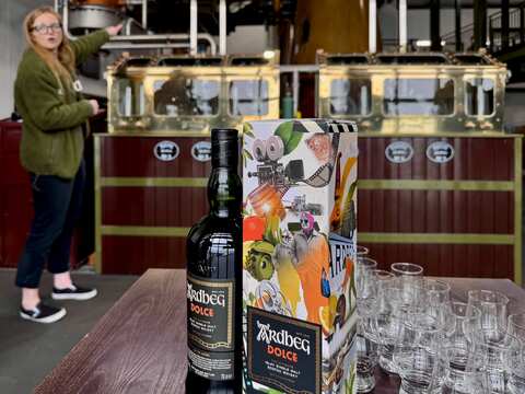 Dolce Flasche vor Bryony McNiven