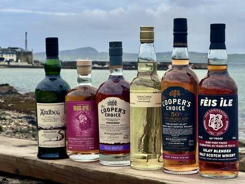 Indie Féis Abfüllungen an einer Küste von Islay aufgereiht