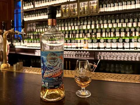 Theke mit der SMWS 'underwater Barbecue' Abfüllung