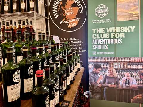 Theke mit vielen SMWS Flaschen