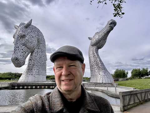 Gregor vor Kelpie Skulpturen